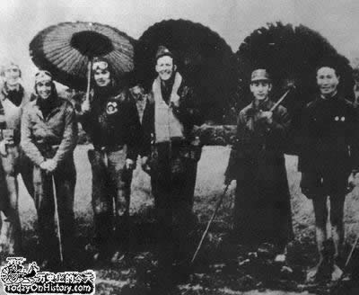美国杜立德轰炸机编队首次空袭东京